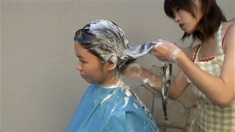 Wanita Jepang Mencuci Rambut