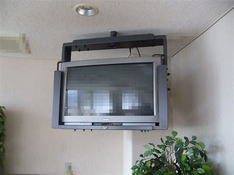 天井に位置しているテレビ