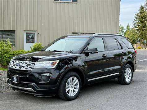Comparison graphic for the 2019 Ford Explorer XLT