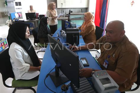 ASN working in office