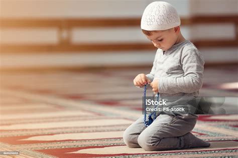 Anak Kecil Berdoa