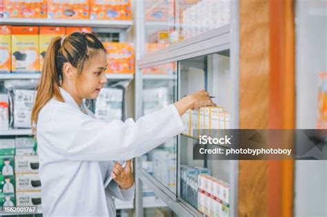 Apoteker Meracik Obat