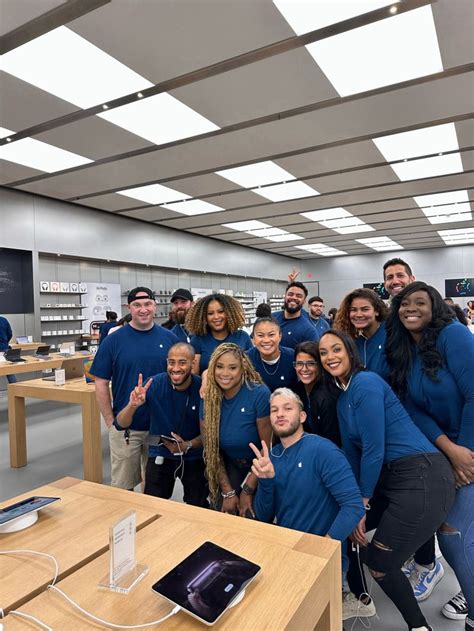 Apple Store Employees