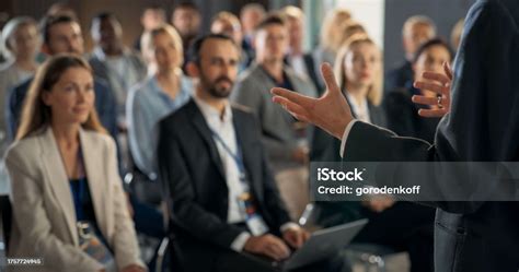 Audiens mendengarkan pidato