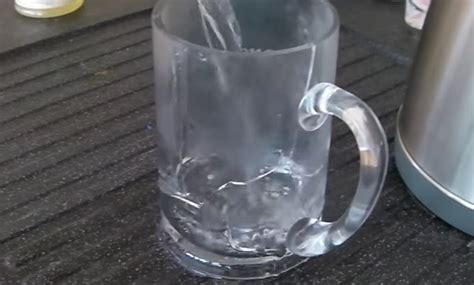 Avoid Mencuci Gelas Plastik dengan Air Panas