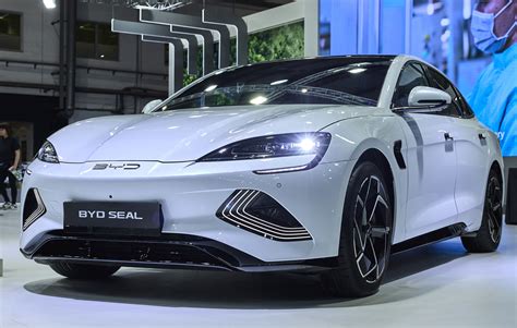 BYD Seal & Sealion 7 Ngebut di Mandalika: Mobil Listrik Bertenaga Badak!