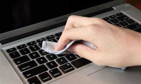 Baby Wipe Membersihkan Keyboard Laptop