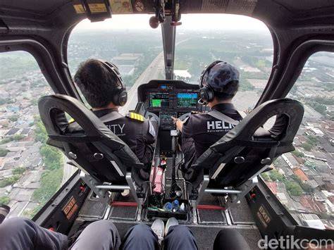 Badak Naik Helikopter