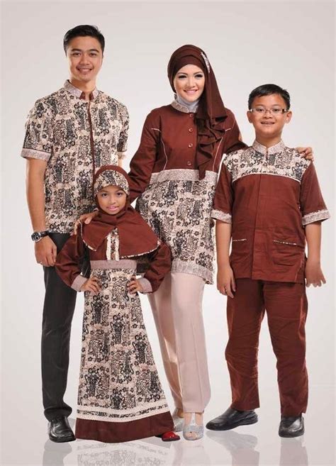 Baju Batik untuk Gaya Foto Keluarga di Pantai