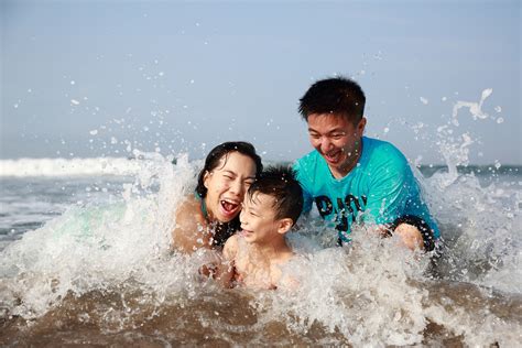 Baju Renang untuk Gaya Foto Keluarga di Pantai