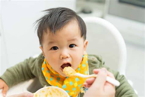Bayi sedang makan