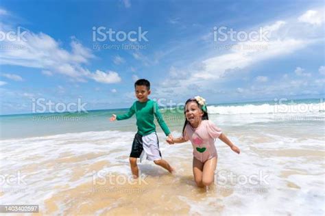 Bermain Air Laut