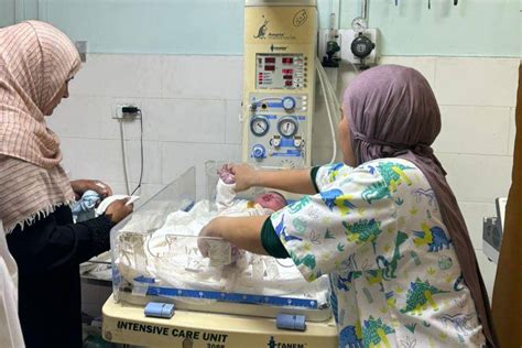 Bidan sedang bertugas