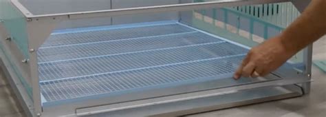 Brooder with wire mesh floor
