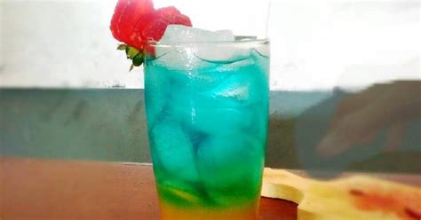 Cara Menikmati Minuman menggunakan Gelas Margarita