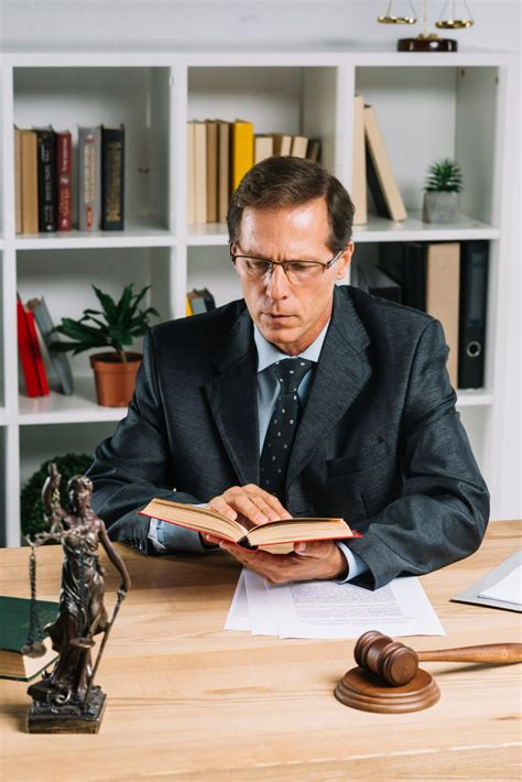 Choosing the Best Litigation Attorney in 2025: A Comprehensive Guide