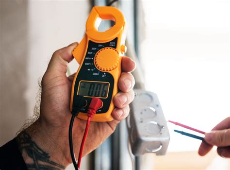 Clamp Meter mengukur arus
