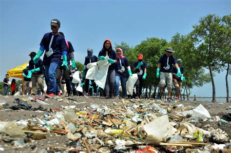 Clean up Pantai Menganti Indonesia