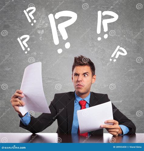 Ilustrasi orang bingung melihat dokumen