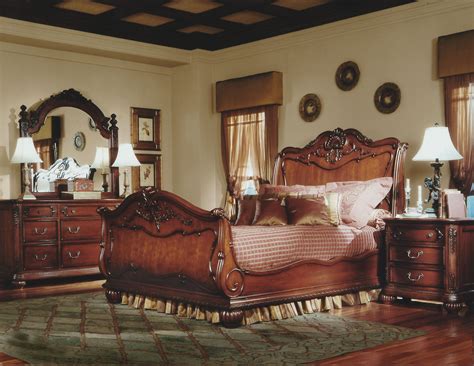 Cozy Queen Anne-inspired bedroom