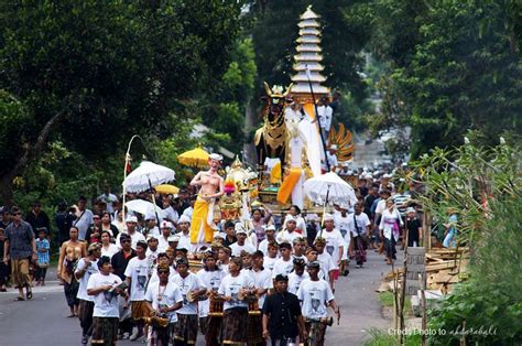 Crowd during Ngaben procession