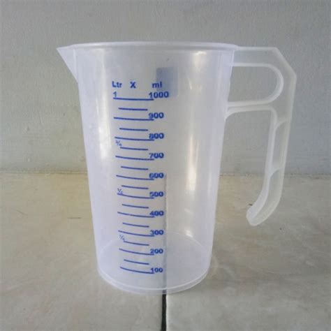 cup gelas 200 ml sebagai pengukur volume bahan kimia