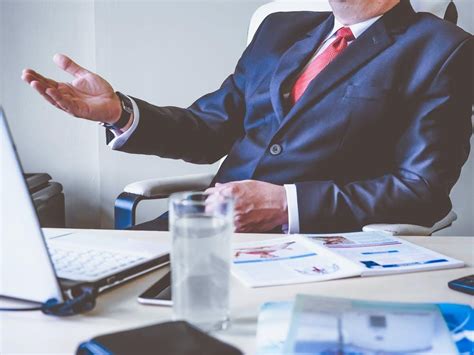 Decoding the Differences: A Comprehensive Comparison Between Trial Lawyer and Commercial Lawyer