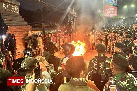 Demo UU TNI di Malang Ricuh