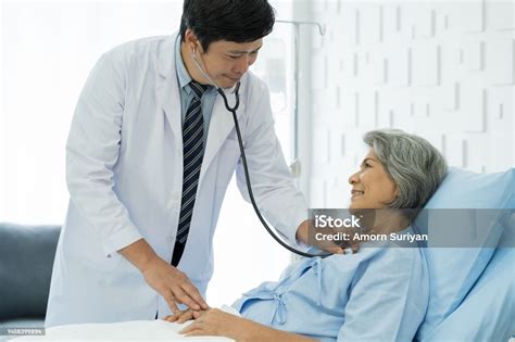 Dokter memeriksa Pasien
