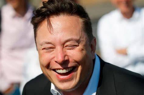 Elon Musk Tertawa