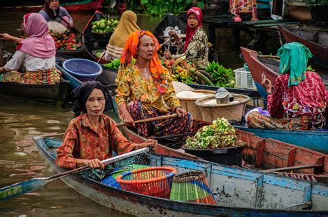 Exchange ideas with locals at Farmhouse ke Floating Market Indonesia