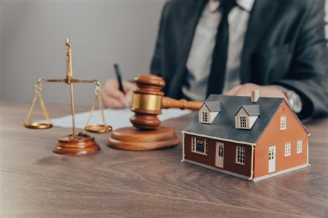 Finding the Right Personal Injury Lawyer for Property Disputes: A Guide to Navigating Complex Cases