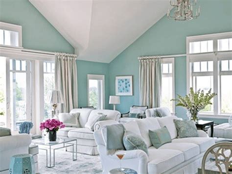 furnitur dengan warna cerah untuk rumah dengan lahan terbatas
