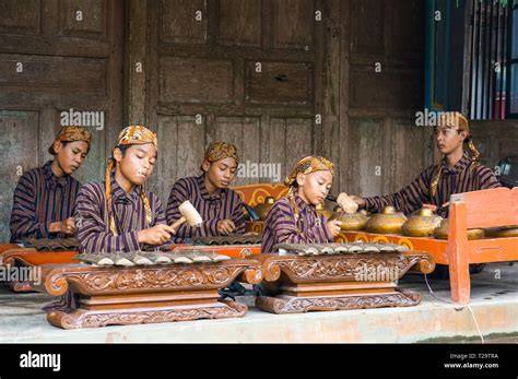 Gamelan ensemble playing Uyon Uyon