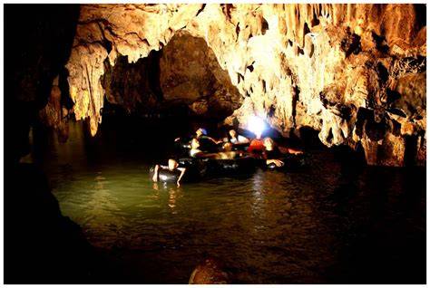 Keindahan Stalaktit dan Stalagmit di Goa Pancur