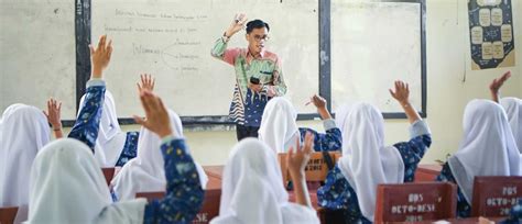 Guru sedang mengajar