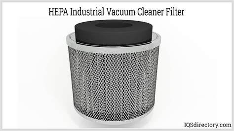 Tangan memegang filter HEPA dari vacuum cleaner