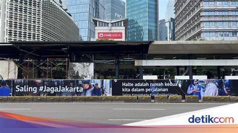 Halte Transjakarta Senayan Dikebut Perbaikan