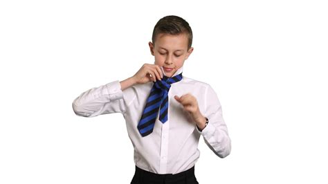 Menyesuaikan Panjang Dasi