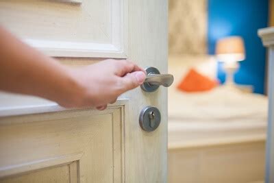 Is it better to keep bedroom doors open or closed