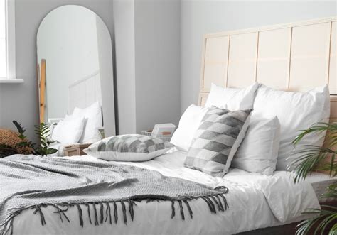 Is it safe to sleep in front of a mirror