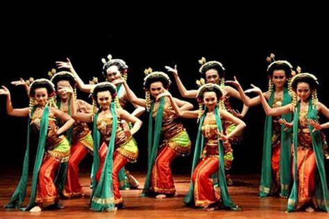 Gerak Tari Jaipong (Jawa Barat)