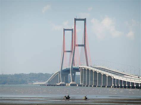 Jembatan Suramadu Pylon