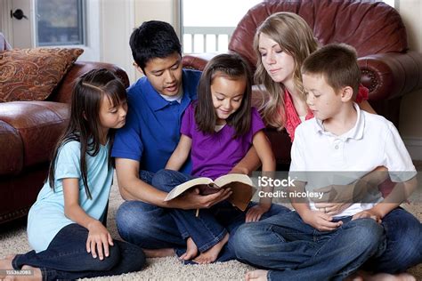 Keluarga membaca Alkitab