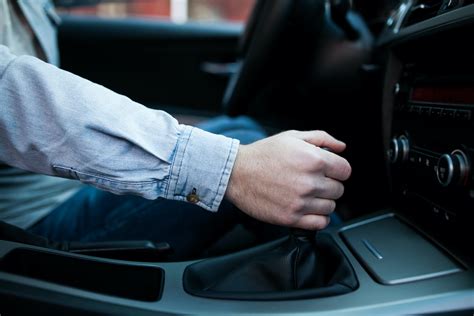 Kenali Jenis Transmisi Mobil Otomotif: Manual vs CVT vs AT