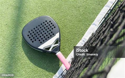 Lapangan dan Raket Padel