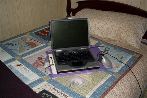 Laptop di atas kasur