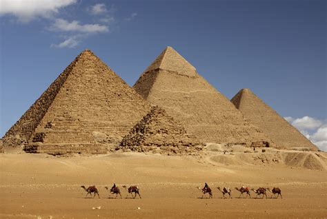 Las Tres Piramides De