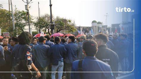 Ngeri! Jakarta-Bekasi 4 Jam Kayak Ronald, Macet Parah Priok-Cibitung Bikin Emosi!