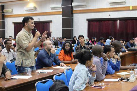 Mahasiswa Berdiskusi